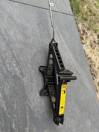 Scissor car lift jack tone - 1,